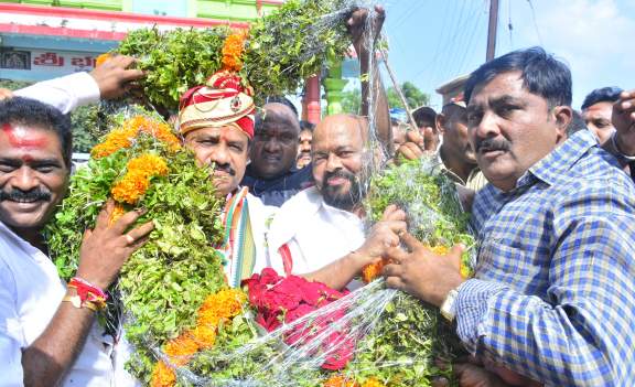 پی سی سی صدر مہیش کمار گوڑ کا ورنگل میں پرتپاک استقبال