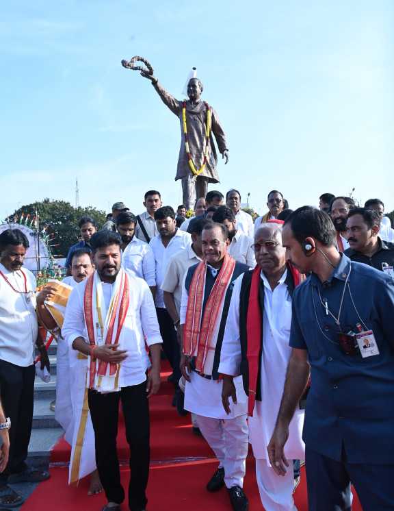 The Chief Minister unveiled the statue of Rajiv Gandhi installed in front of the Telangana Secretariat