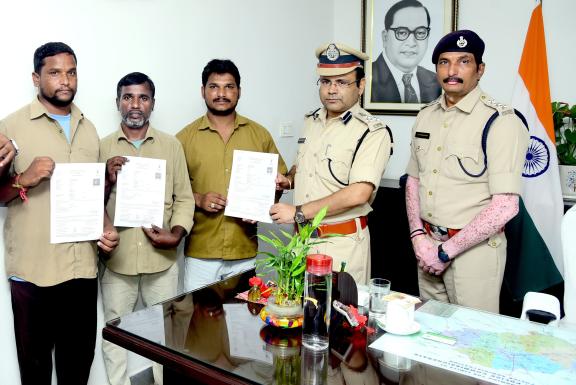 Warangal Police Commissioner Amber Kishore Jha fulfilled his promise to auto drivers
