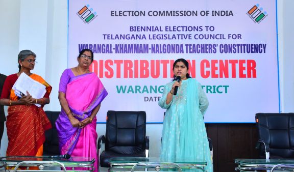 collector, satya sharda, visited elections distribuation centre