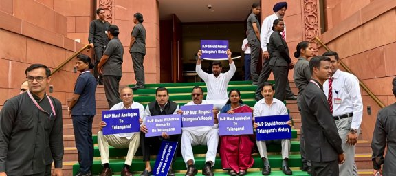 warangal mp kadiyam kavia agitation at parliment