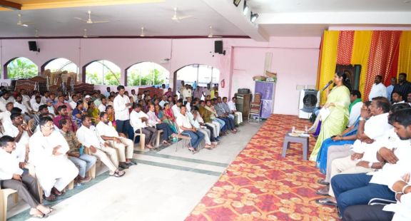 Warangal MP Dr. Kadiyam Kavya distributed smart ration cards in Hasanparthy and highlighted the benefits available to eligible families under various Telangana government welfare schemes.

