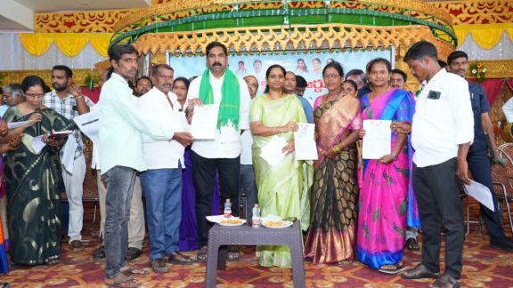 Warangal MP Dr. Kadiyam Kavya distributed smart ration cards in Hasanparthy and highlighted the benefits available to eligible families under various Telangana government welfare schemes.

