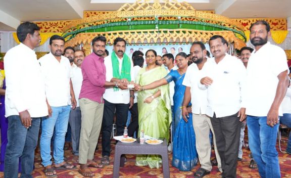 Warangal MP Dr. Kadiyam Kavya distributed smart ration cards in Hasanparthy and highlighted the benefits available to eligible families under various Telangana government welfare schemes.

